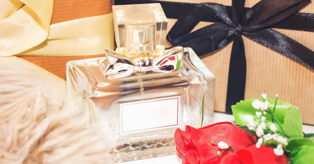 mmagine che mostra un elegante pacchetto di spedizione per e-commerce, progettato per contenere profumi e creme, con un design raffinato e dettagli curati per garantire la protezione e la presentazione del contenuto