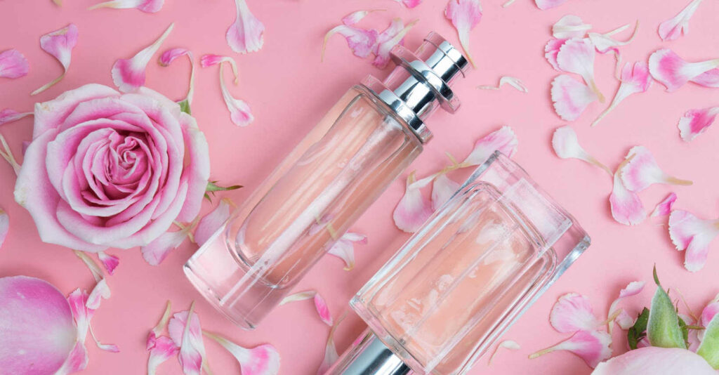 mmagine che mostra un elegante pacchetto di spedizione per e-commerce, progettato per contenere profumi e creme, con un design raffinato e dettagli curati per garantire la protezione e la presentazione del contenuto