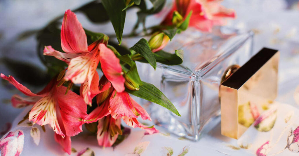 mmagine che mostra un elegante pacchetto di spedizione per e-commerce, progettato per contenere profumi e creme, con un design raffinato e dettagli curati per garantire la protezione e la presentazione del contenuto