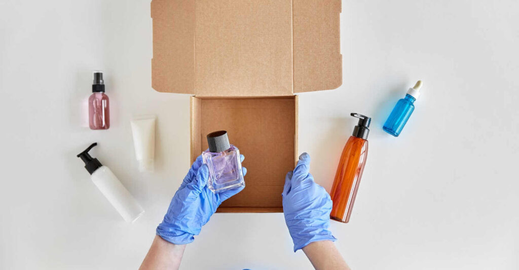 Scatola di spedizione per e-commerce, progettata per contenere profumi e creme con un design sofisticato e resistente, dotata di elementi di sicurezza per garantire che i prodotti arrivino intatti e ben presentati